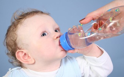 Rùng mình trước những tác hại nghiêm trọng khi cho bé dưới 6 tháng tuổi uống thêm nước lọc