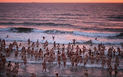 400 người tắm biển khỏa thân để quyên tiền từ thiện ở Anh