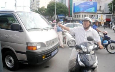 Dân phản ứng xe chở ông Đoàn Ngọc Hải đậu trên đường gây kẹt xe