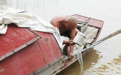 Chuyện người đàn ông hơn 30 năm 'cướp cơm thủy thần', vớt hơn 600 xác chết trên sông Hồng