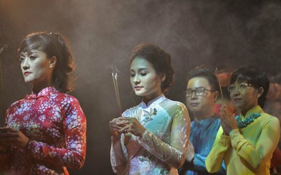 Nghệ sĩ Việt thành kính trong lễ giỗ tổ nghề sân khấu