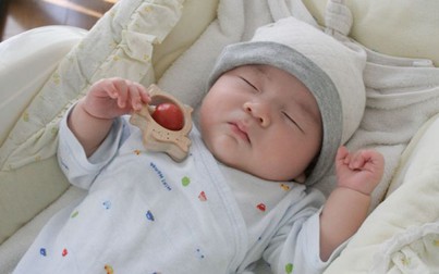 Trẻ 3 tháng tuổi ngủ mấy tiếng một ngày là bình thường?