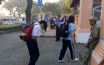 Đáng yêu hình ảnh học sinh Trường Chuyên Lê Hồng Phong cúi đầu chào bác bảo vệ