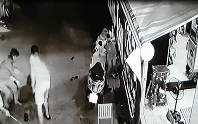 Camera ghi hình nhóm côn đồ cầm hung khí truy sát người đàn ông ở Sài Gòn