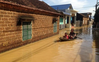 Ngôi làng biến thành 'sông' sau khi nước lũ tràn qua đê