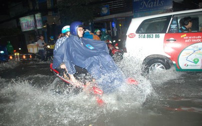 Mưa siêu to kèm sấm chớp, người Sài Gòn lội nước trên đường phố ngập nặng