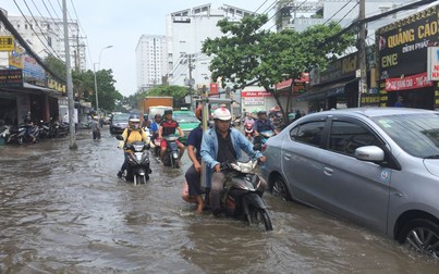 Nhiều tuyến đường ở Sài Gòn vẫn còn trong 'biển nước'