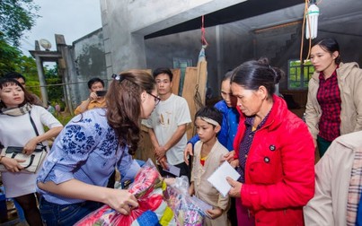 Hoa hậu biển Thuỳ Trang về quê nhà Hòa Bình cứu trợ bà con sau thiên tai