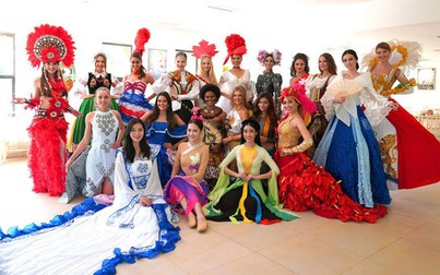 Đỗ Mỹ Linh diện áo tứ thân, duyên dáng bên các thí sinh Miss World