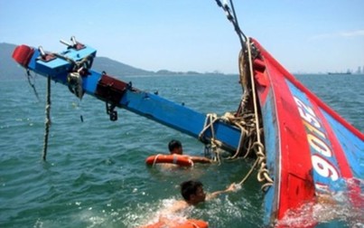 Cứu 5 ngư dân gặp nạn trên vùng biển Bến Tre
