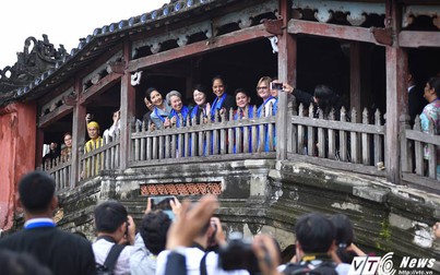 Phu nhân, phu quân lãnh đạo APEC thích thú chụp ảnh kiến trúc Hội An
