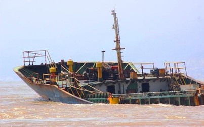 Dầu, hàng hóa trong 9 tàu bị chìm vì bão Damrey ở biển Quy Nhơn được xử lý ra sao?