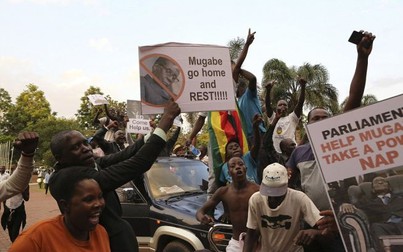 Người dân Zimbabwe đổ ra đường ăn mừng Tổng thống từ chức