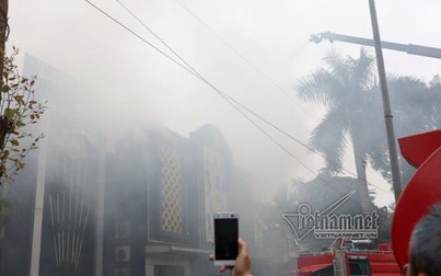 Hà Nội: Cháy lớn quán karaoke ở Linh Đàm