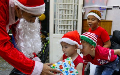 Thuê ông già Noel tặng quà tại Sài Gòn, tính tiền từng phút