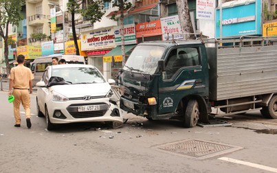 Xe tải nổ lốp tông nát đầu Hyundai i10 ở Sài Gòn