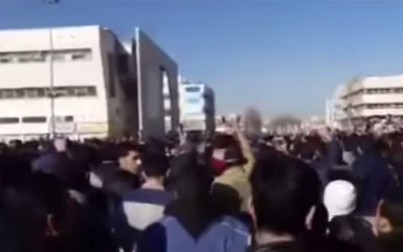 Hàng trăm người Iran biểu tình sau khi giá lương thực tăng 40%