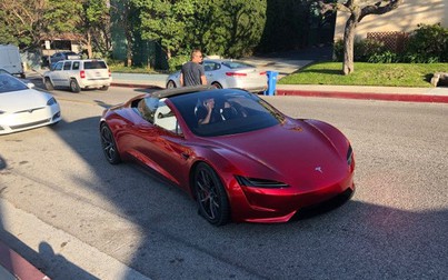 Siêu xe điện Tesla Roadster vừa ra đường đã... chết máy