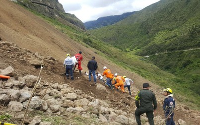 Ít nhất 13 người thiệt mạng do đất lở, chôn vùi xe chở khách ở Colombia