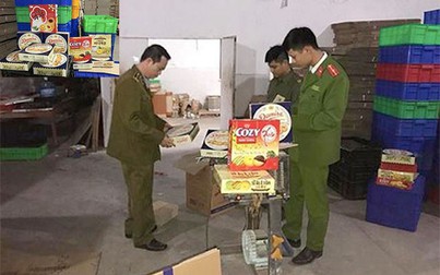 Thu giữ 4.000 hộp bánh kẹo nhái "mác" ngoại ở Hà Nội