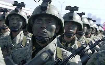 Triều Tiên diễu binh trước ngày Hàn Quốc khai mạc Olympic mùa Đông