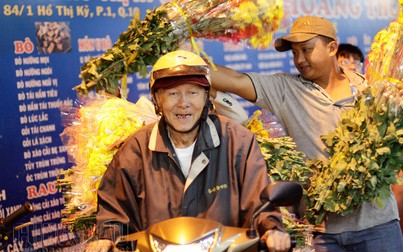 Chợ hoa Hồ Thị Kỷ "thức" xuyên đêm, người mua kẻ bán tấp nập