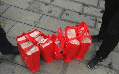 Người phụ nữ xách 5 túi tiền 12 tỷ về Tết, được cảnh sát hộ tống