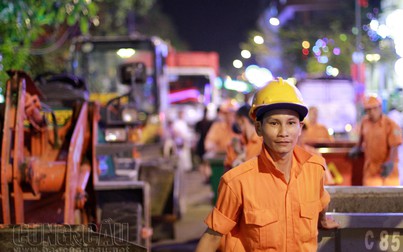 Công nhân vất vả dọn dẹp, người dân chờ xin hoa đêm bế mạc đường hoa Nguyễn Huệ