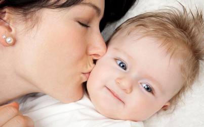 Tác hại không ngờ khi hôn và bẹo má trẻ sơ sinh, bố mẹ nên biết,