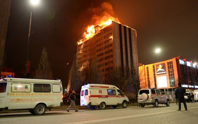 Lại thêm một tòa nhà cao tầng ở Nga bốc cháy