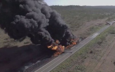Xe bồn chở dầu phát nổ trên đường cao tốc ở Úc