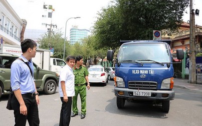 Ông Đoàn Ngọc Hải chạy bộ đuổi theo xe tải đi ngược chiều trên phố Sài Gòn