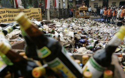 Ít nhất 16 người Indonesia thiệt mạng do uống rượu lậu