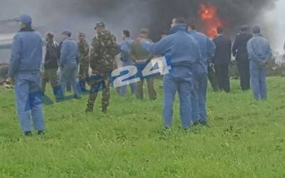 Khói lửa nghi ngút tại nơi máy bay Algeria chở hơn 200 người rơi