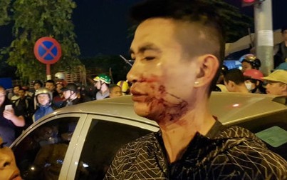 Bị hàng trăm người vây kín ô tô, tài xế cố thủ trong xe sau khi hành hung cặp vợ chồng chảy máu