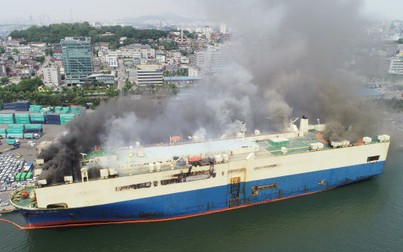 Tàu chở hơn 2.000 xe hơi bốc cháy dữ dội tại một hải cảng ở Hàn Quốc