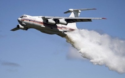 Máy bay diễn tập cứu hoả tưới nhầm... hơn 40 tấn nước vào cảnh sát giao thông