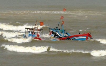Sóng lớn đánh chìm 2 tàu cá ở Cà Mau, một ngư dân mất tích