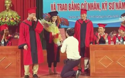Mạng xã hội xôn xao clip thầy giáo quỳ gối cầu hôn nữ sinh trong lễ tốt nghiệp