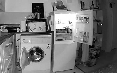 Chủ nhà hoảng hốt phát hiện tủ lạnh và máy giặt tự động mở cửa mỗi đêm