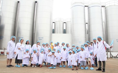 Vinamilk tổ chức cho con của nhân viên tham quan siêu nhà máy sữa