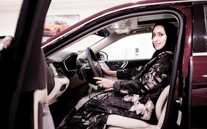 Phụ nữ Saudi Arab chính thức được phép lái xe hơi