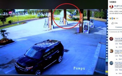 "Dựng tóc gáy" trước cú lao xe tốc độ cao vào trạm xăng của nữ tài xế