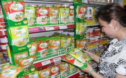 Vì sao người tiêu dùng Việt vẫn chọn hàng ngoại, dù là bịch cháo dinh dưỡng cho con?