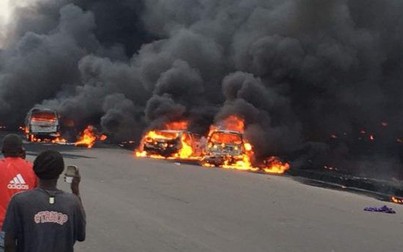 Xe bồn chở 33.000 lít xăng ở Nigeria phát nổ làm ít nhất 9 người thiệt mạng