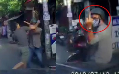 Nam thanh niên đi xe máy giơ 'ngón tay thối' bất ngờ bị tài xế ôtô đánh tới tấp