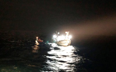Cứu 6 thuyền viên trên chiếc tàu trôi dạt ở vùng biển Nam Hoàng Sa
