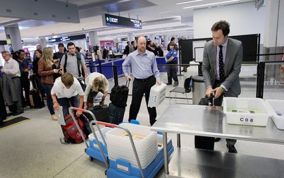 Khay nhựa ở sân bay chứa nhiều virus hơn nắp bồn cầu vệ sinh