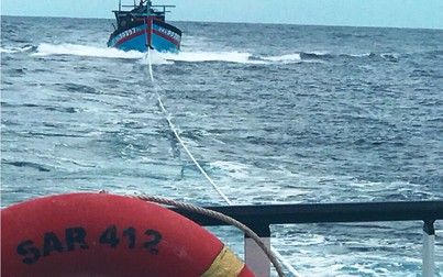Cứu 8 thuyền viên gặp nạn trên vùng biển đánh bắt chung Việt Nam - Trung Quốc
