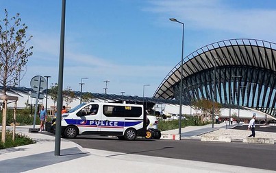 Pháp bắt giữ một người đàn ông lái xe "như tên bắn" vào sân bay